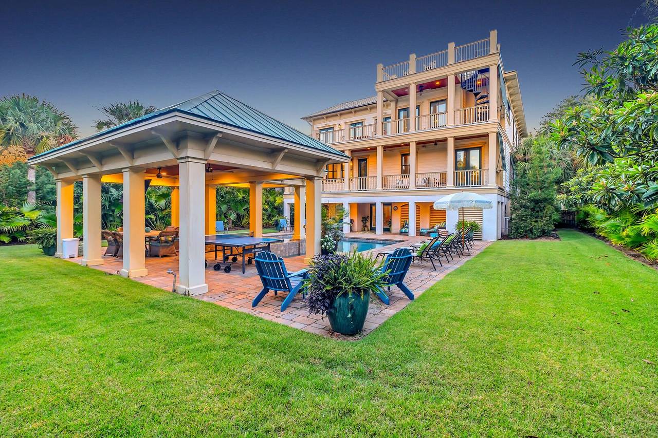 exterior of a charleston vacation rental